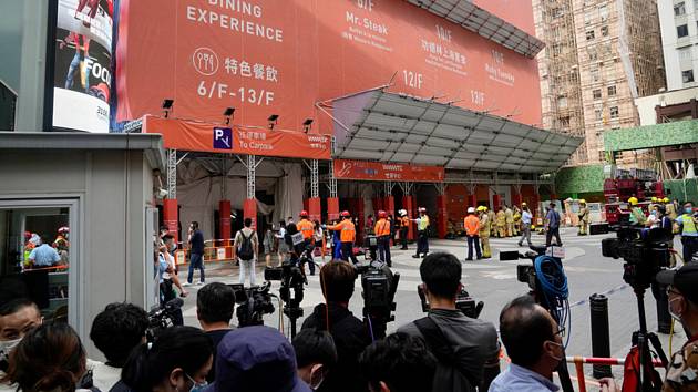 Evakuace lidí z budovy obchodního centra v Hongkongu, ve které 15. prosince 2021 vypukl požár