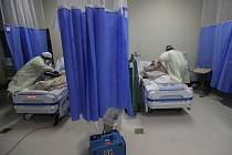 Zdravotníci u lůžek pacientů s nemocí covid-19 v nemocnici ve městě McAllen v americkém Texasu, 20. července 2020