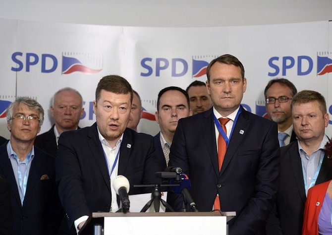 Předseda SPD Tomio Okamura (třetí zleva), místopředseda Radim Fiala (třetí zprava) a další představitelé vystoupili 11. července 2020 v Praze na tiskové konferenci k zahájení kampaně hnutí do krajských a senátních voleb.