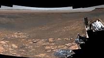 Vozítko Curiosity na Marsu pravidelně fotí panoramatické snímky.