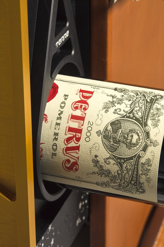 Kupec vesmírné lahve vína Pétrus 2000 jej dostane ve speciálně pro tuto příležitost vyrobeném kufříku.