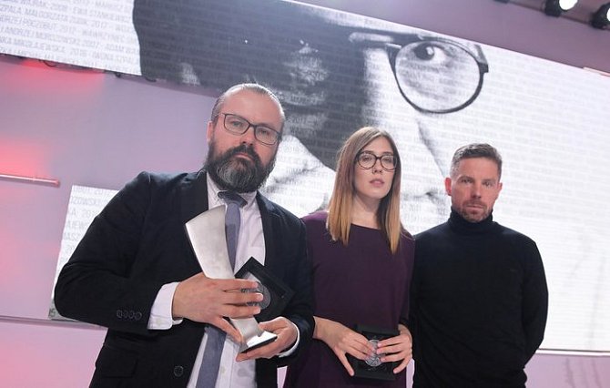 Polští novináři, zleva: Bertold Kittel, Anna Sobolewska a Piotr Wacowský při přebírání ocenění Andrzeje Woyciechowského.