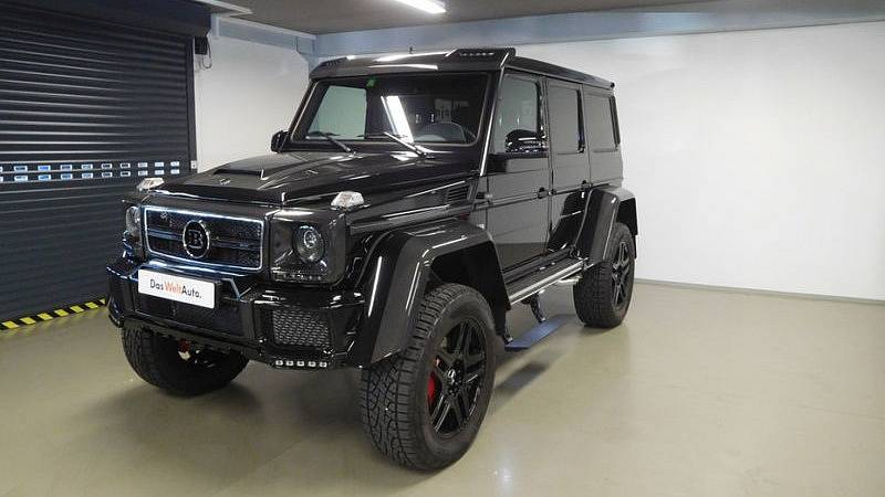 Mercedes G 500 4x4² Brabus, cena 12 974 000 Kč. Již standardní Mercedes G500 4x4² je pořádnou šíleností, ale verze od úpravce Brabus posunuje extravagantní SUV na zcela novou úroveň. Pokud máte volných 13 „mega“, utíkejte k prodejci do Litoměřic.