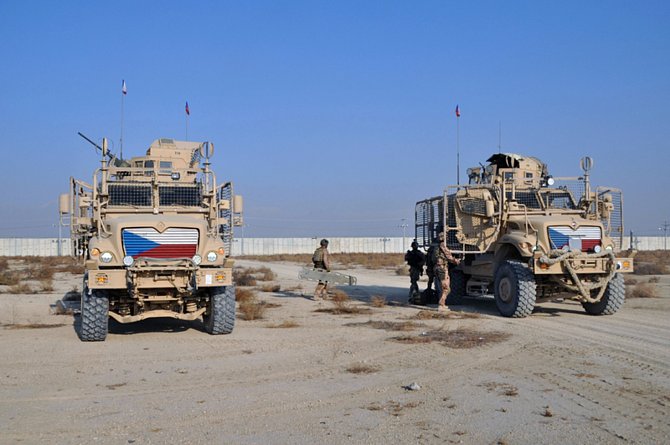 Čeští vojáci a jejich obrněná vozidla na základně v afghánském Bagrámu - ilustrační foto