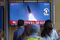 Odpal Severokorejské balistické rakety na televizní obrazovce v Soulu 4. října 2022