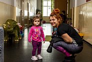 Ukrajinská matka si hraje 16. března 2022 s dítětem na chodbě dětské léčebny Nových lázní v Teplicích, kde Lázně Teplice připravily ubytování včetně jídla a další materiální pomoci pro 75 ukrajinských matek s dětmi.