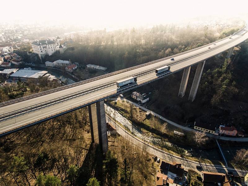 Most Vysočina u Velkého Meziříčí je nejvyšší mostní stavbou na trase D1