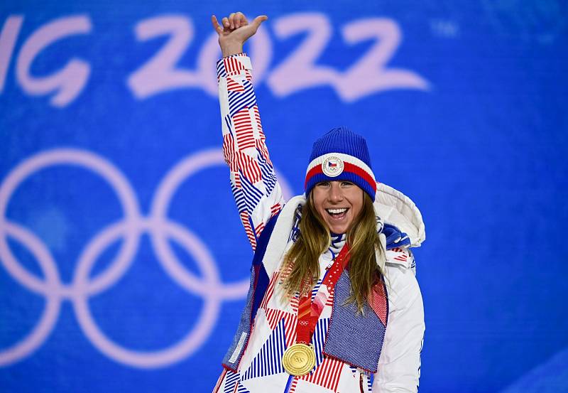 Ester Ledecká se zlatou medailí ze zimní olympiády v Pekingu.