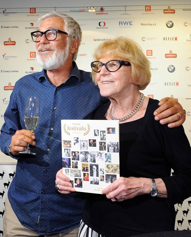Eva Zaoralová s Jiřím Bartoškou na křtu své knihy o festivalu