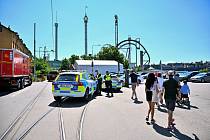 Ve švédském zábavním parku Gröna Lund vykolejil vozík horské dráhy. Jeden člověk zemřel.