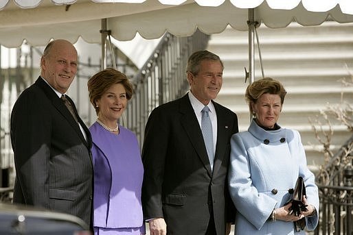 Norský královský pár - král Harald V. a královna Sonja Norská (nemá urozený původ a král si musel sňatek s ní vyvzdorovat) ve společnosti tehdejšího amerického prezidenta George Bushe mladšího a jeho manželky Laury.
