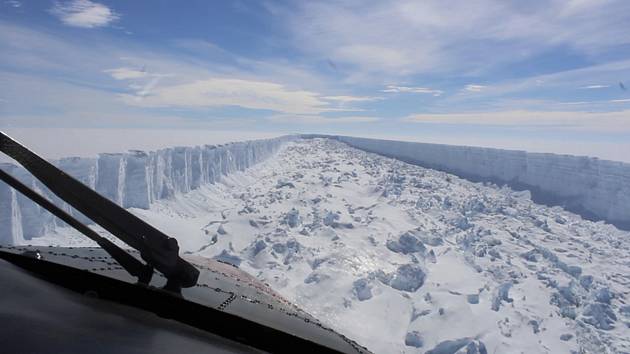 Prasklina v šelfovém ledovci Larsen C na západě Antarktidy