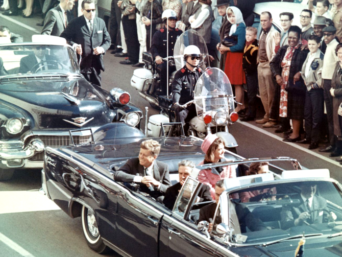 Prezidentská limuzína Johna F. Kennedyho v texaském Dallasu na Main Street, jen pár minut před atentátem. V limuzíně jeli také Jackie Kennedyová, texaský guvernér John Connally a jeho žena Nellie.