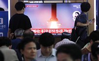 Lidé sledují v televizi v Soulu start severokorejské balistické rakety krátkého doletu