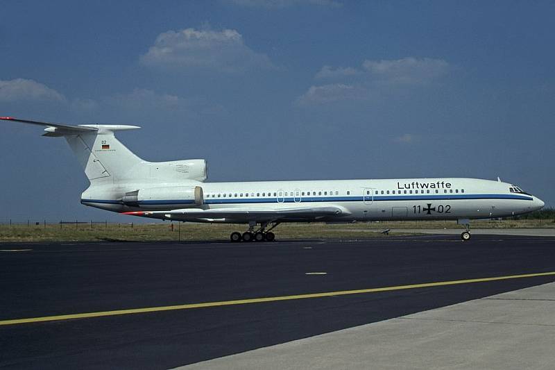 Tupolev TU-154M byl vyroben v roce 1989 pro leteckou společnost Interflug z NDR a po sjednocení Německa v roce 1990 byl převeden na Luftwaffe. Dne 13. září 1997 se srazil nad Namibií s letounem amerického vojenského letectva