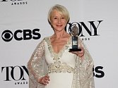 Prestižní americkou divadelní cenu Tony za nejlepší ženský herecký výkon převzala při ceremonii v New Yorku Britka Helen Mirrenová.