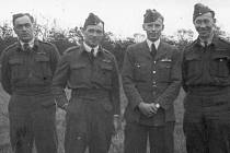 Jan Vella (na snímku vlevo) na letišti Silloth se svými spolubojovníky známými jen pod jmény Reidy, Ashton a Cleife