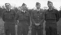 Jan Vella (na snímku vlevo) na letišti Silloth se svými spolubojovníky známými jen pod jmény Reidy, Ashton a Cleife