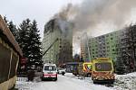 Osm obětí si vyžádal páteční výbuch a požár ve dvanáctipatrovém bytovém domě ve slovenském Prešově. Snímek je z 6. prosince 2019.