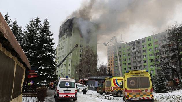 Osm obětí si vyžádal páteční výbuch a požár ve dvanáctipatrovém bytovém domě ve slovenském Prešově. Snímek je z 6. prosince 2019.