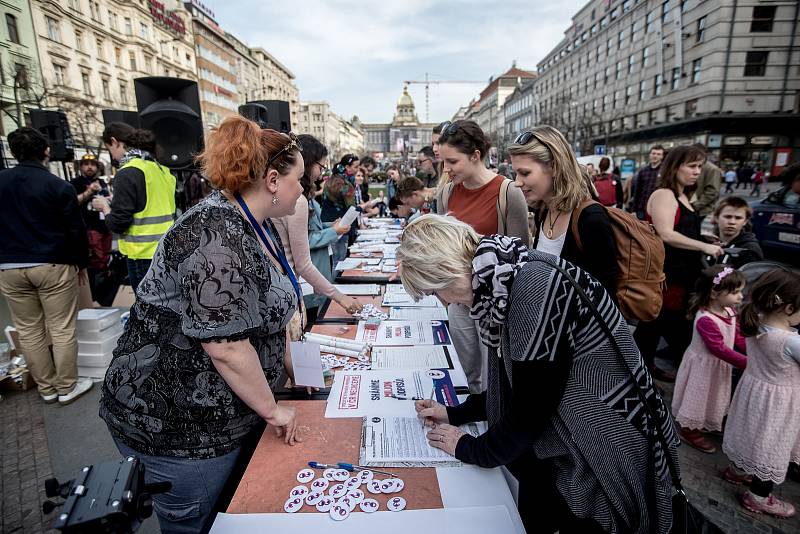 Tisíce lidí protestovaly 9. dubna na pražském Václavském náměstí proti premiérovi Andreji Babišovi.