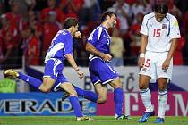 Řekové se radují z vítězného gólu do sítě České republiky na ME 2004, vpravo zklamaný Milan Baroš.