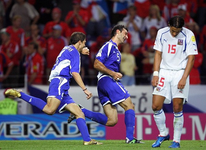 Řekové se radují z vítězného gólu do sítě České republiky na ME 2004, vpravo zklamaný Milan Baroš.