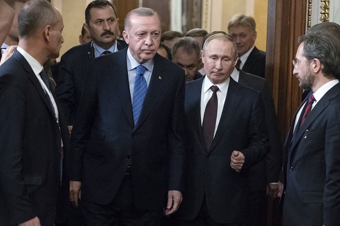 Turecký prezident Recep Tayyip Erdogan (uprostřed vlevo) a jeho ruský protějšek Vladimir Putin (uprostřed vpravo).