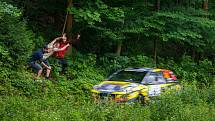 Rally Bohemia, pátý závod seriálu Mistrovství České republiky v rally, pokračovala 2. července. Na snímku fanoušci při průjezdu posádky Andrej Barčák / Tomáš Střeska s vozem Opel Adam R2 na deváté rychlostní zkoušce - Radostín.