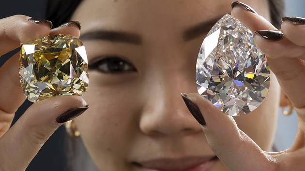 V aukci v Ženevě budou dražitelé bojovat o dva unikátní diamanty. Žlutý The Red Cross Diamond a bílý The Rock. Vyvolávací cena je v řádech stovek milionů korun. The Rock je rekordmanem, jde o kámen s největším počtem karátů, jaký byl kdy dražen.