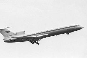 Letoun Tu-154 stejného typu a zbarvení, jako byl ten, který se rozlomil a vznítil na letišti v Ruzyni
