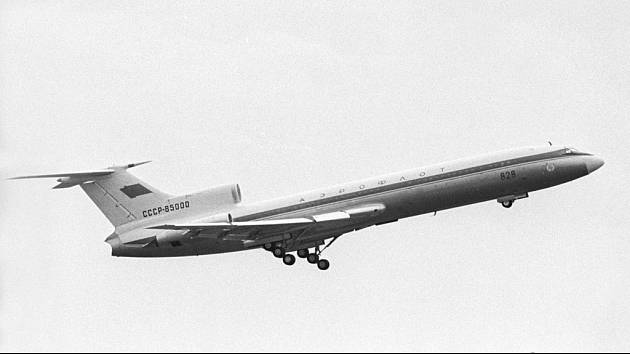 Letoun Tu-154 stejného typu a zbarvení, jako byl ten, který se rozlomil a vznítil na letišti v Ruzyni