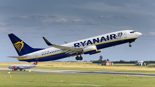 Letadlo společnosti Ryanair na letišti v Praze.