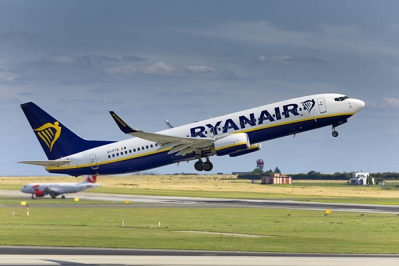 Letadlo společnosti Ryanair na letišti v Praze.