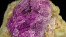Za denního světla se v lomu kamene objevují fialové krystaly, které ve tmě bíle světélkují