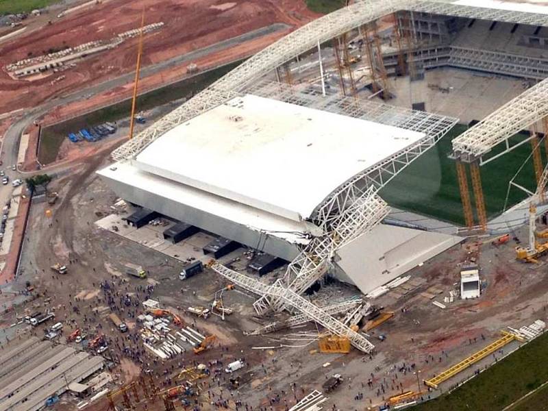 Takhle vypadal rozestavěný stadion Itaquerao po zřícení jeřábu.