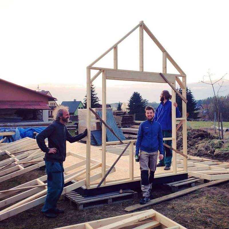 Od maringotky se tiny house odlišuje tím, že má ještě spací loft nahoře