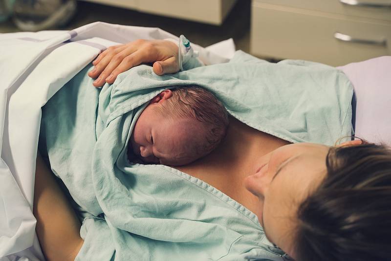 Pokud žena využije utajený porod, odchází z porodnice bez svého dítěte. To může být po dvou měsících, když biologická matka nezmění názor, dáno k adopci