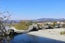 U severoitalského města Aulla, zhruba v půli cesty mezi Janovem a Florencií, se dnes zřítil silniční most