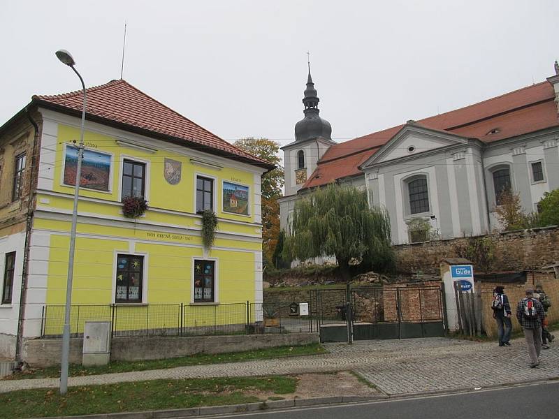 Stará škola a kostel sv. Vojtěcha ve Vejprnicích