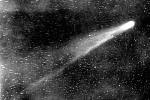 Halleyova kometa při průletu v roce 1910. K Zemi se přiblíží zhruba každých 76 let, naposledy k tomu došlo v roce 1986. Další průlet se tak uskuteční až v roce 2061