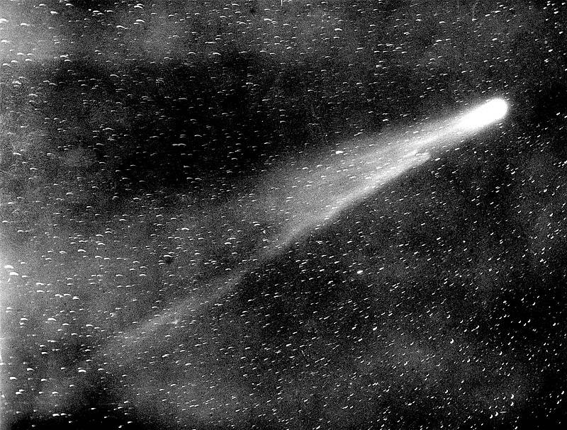 Halleyova kometa při průletu v roce 1910. K Zemi se přiblíží zhruba každých 76 let, naposledy k tomu došlo v roce 1986. Další průlet se tak uskuteční až v roce 2061