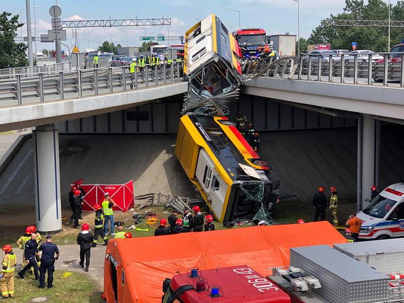 Rozpůlený autobus MHD po pádu z nájezdu na most ve Varšavě (na snímku z 25. června 2020)