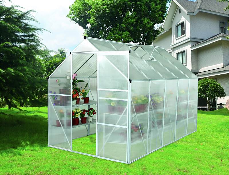Konstrukci skleníku můžete zakoupit v obchodě nebo na internetu. Nejčastěji používané modely skleníků se prodávají ve formě stavebnice.