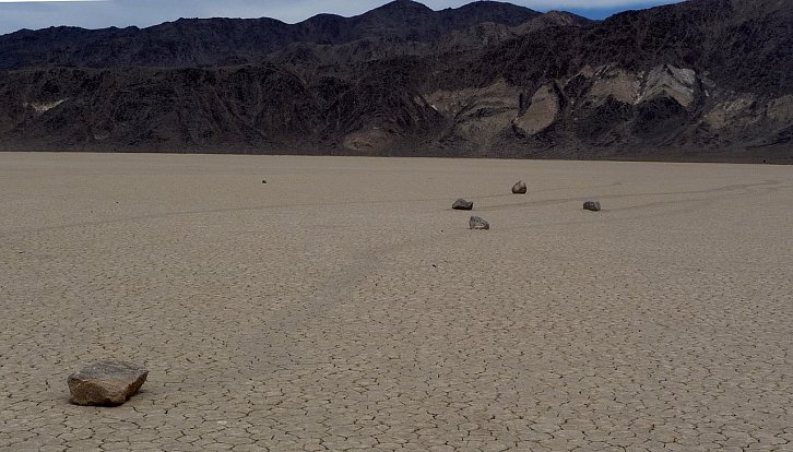 Takzvané plachtící či klouzající se kameny jsou jednou z nejslavnějších "atrakcí" kalifornského Údolí smrti