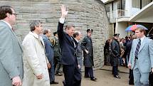 Ronald Reagan zdraví své fanoušky před hotelem Washington Hilton bezprostředně předtím, než na něj John Warnock Hinckley zblízka vystřelí