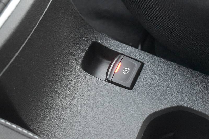 Auto dostala elektrickou parkovací brzdu