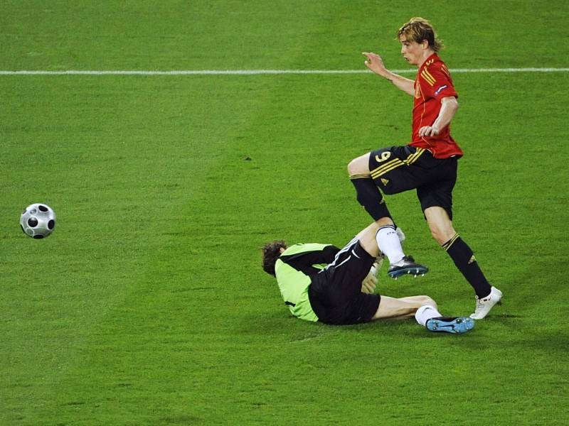 Fernando Torres otevírá skóre finálového duelu.