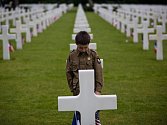 Chlapec vzdává čest padlým – 70.výročí vylodění Spojenců v Normandii, Francie 5.- 6.6.2014.