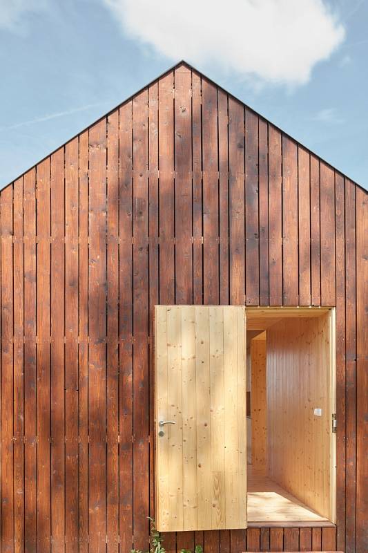 Chata na Vysočině - tato dřevostavba, postavená s mimořádně nízkým rozpočtem, se dostala mezi finalisty České ceny za architekturu 2019.